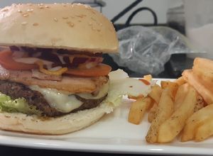 Una foto de Hamburguesas de Carne de res, Chistorra y Chorizos