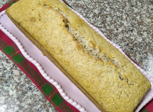 Una foto de Budín vegano -con bagazo de leche de almendras y coco rallado :)