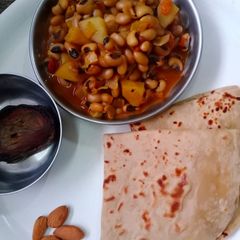 A picture of Chavali chi Usal(black eyed beans gravy).