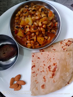 A picture of Chavali chi Usal(black eyed beans gravy).