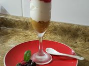 Una foto de cheesecake en vasitos