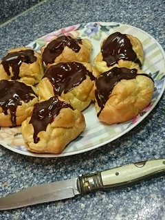 Una foto de Profiteroles 🍦🍩Con cobertura de Chocolate 🍫