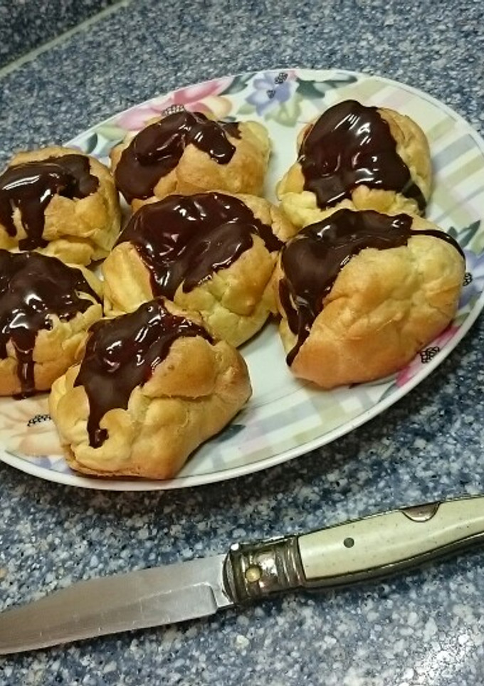 Una foto de Profiteroles 🍦🍩Con cobertura de Chocolate 🍫