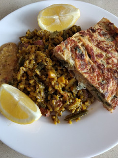 Una foto de Arroz campestre con tortilla y limón, mayonesa