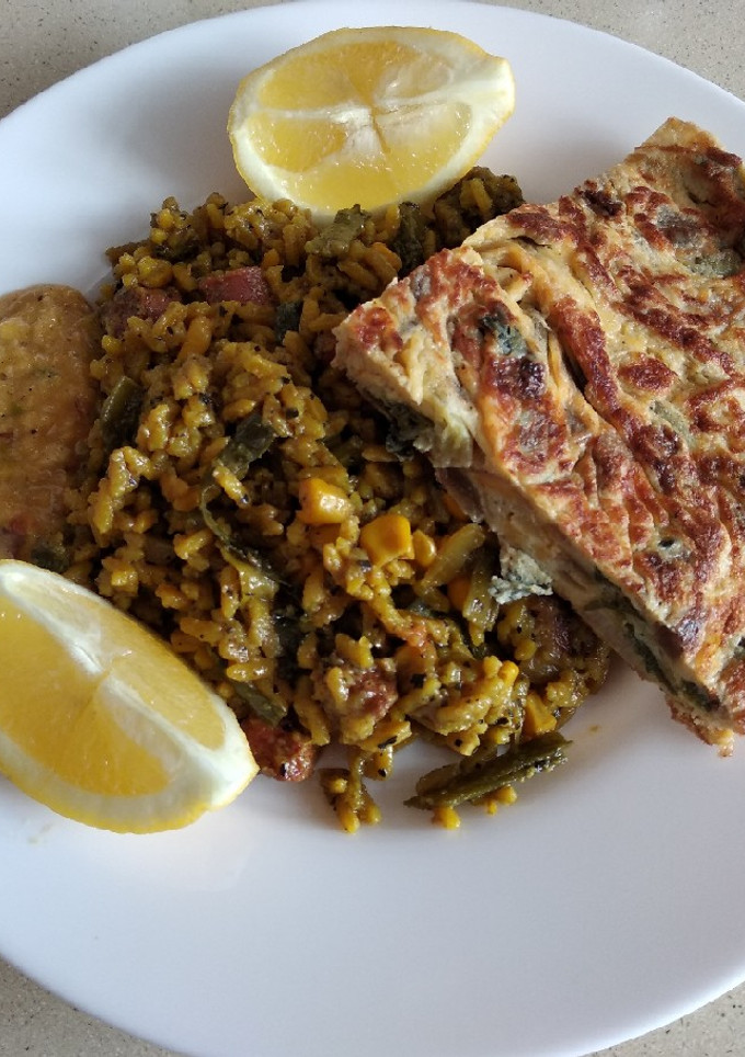 Una foto de Arroz campestre con tortilla y limón, mayonesa