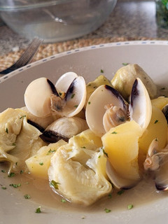 Una foto de Alcachofas con patatas y almejas