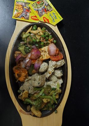 तंदूरी सिज़लर(Tandoori sizzler recipe in Hindi) रेसिपी मुख्य फोटो