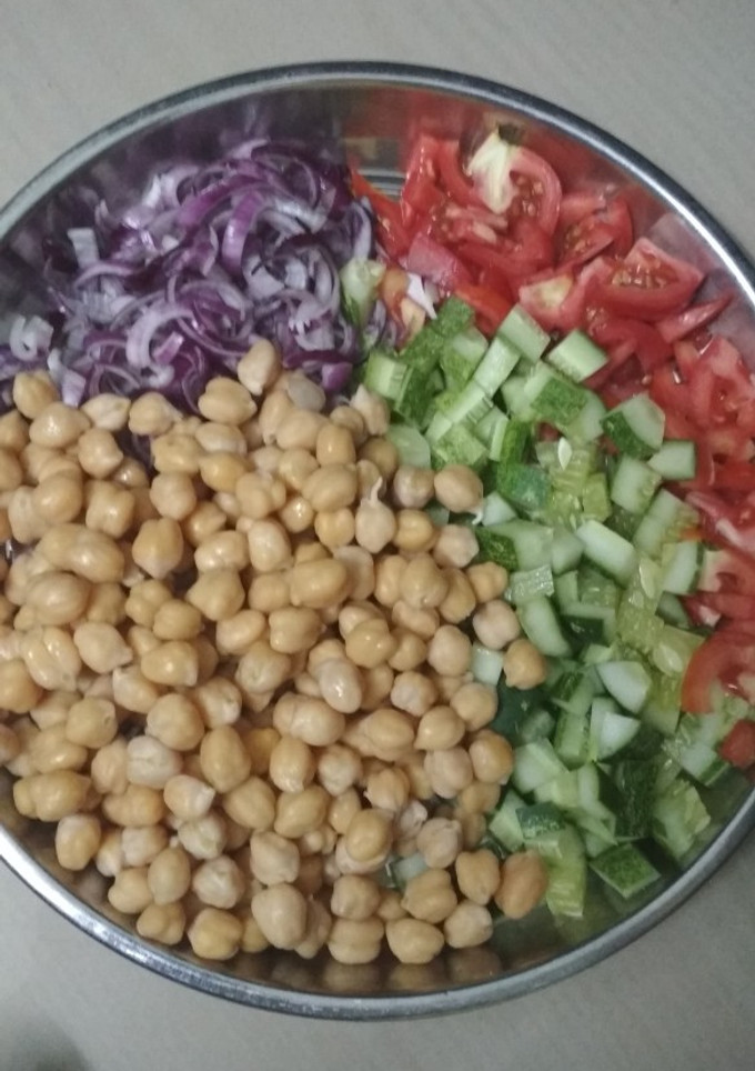 Una foto de Ensalada de garbanzos - mediterránea