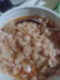 Una foto de Sopa de caracol #1 con jitomate natural 🍅y con puré de tomate🍅
