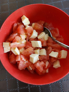 Una foto de Tomate con queso, pa' la once!