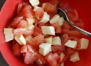 Una foto de Tomate con queso, pa' la once!