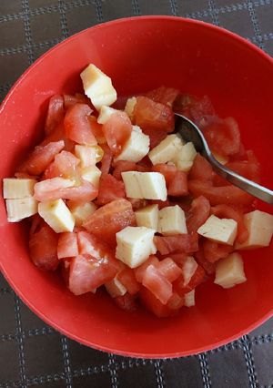 Una foto de Tomate con queso, pa' la once!