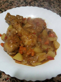 Una foto de Muslitos guisados con patatas