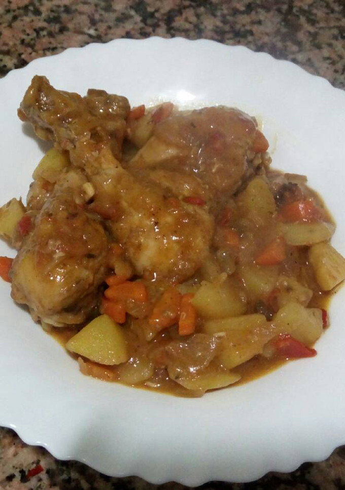 Una foto de Muslitos guisados con patatas