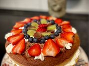 Una foto de tarta de uvas y chocolate