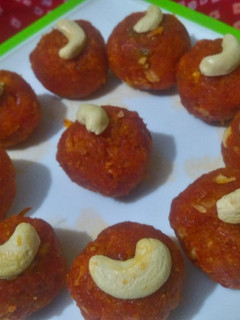 गाजर लड्डू (Gajar ladoo recipe in Hindi) रेसिपी मुख्य फोटो