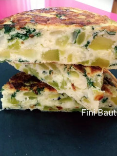 Una foto de Tortilla de calabacín y espinacas rellena de queso