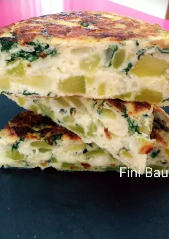 Una foto de Tortilla de calabacín y espinacas rellena de queso