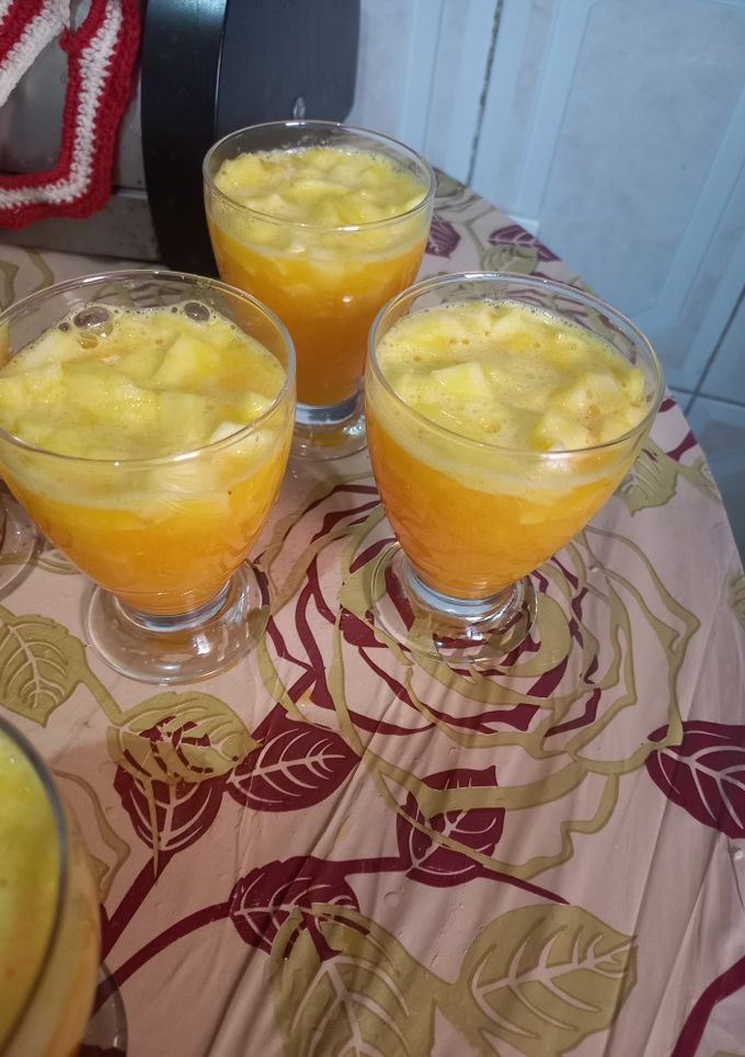 صورة لوصفة عصير برتقال بقطع التفاح