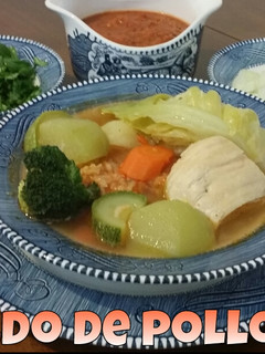 Una foto de Caldo de pollo con verduras🌹