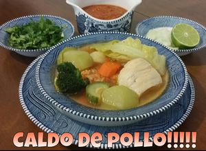 Una foto de Caldo de pollo con verduras🌹