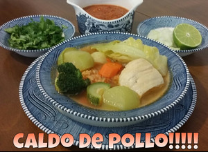 Una foto de Caldo de pollo con verduras🌹