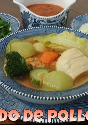 Una foto de Caldo de pollo con verduras🌹