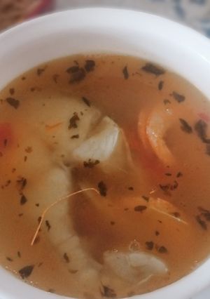 Una foto de Caldo de pescado campechano 🍵🐟🌴
