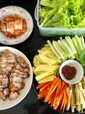 Thịt nướng giòn bì cuộn rau củ - kim chi - lá vừng