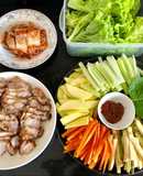 Thịt nướng giòn bì cuộn rau củ - kim chi - lá vừng
