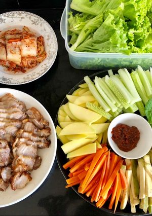 Hình của món Thịt nướng giòn bì cuộn rau củ - kim chi - lá vừng.