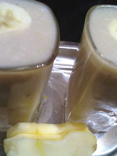 એપલ બનાના સ્મૂધી (Apple Banana Smoothie Recipe In Gujarati) રેસીપી મુખ્ય ફોટો
