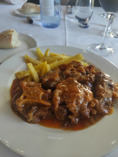 Una foto de Rabo de toro con patatas fritas