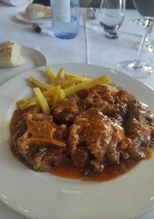 Una foto de Rabo de toro con patatas fritas