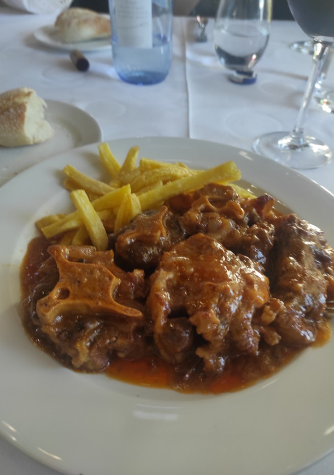 Una foto de Rabo de toro con patatas fritas