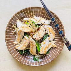 A picture of Crunchy Beansprouts and Kailan with chicken fillet.