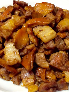 A picture of Niscalos con panceta y magro de cerdo.