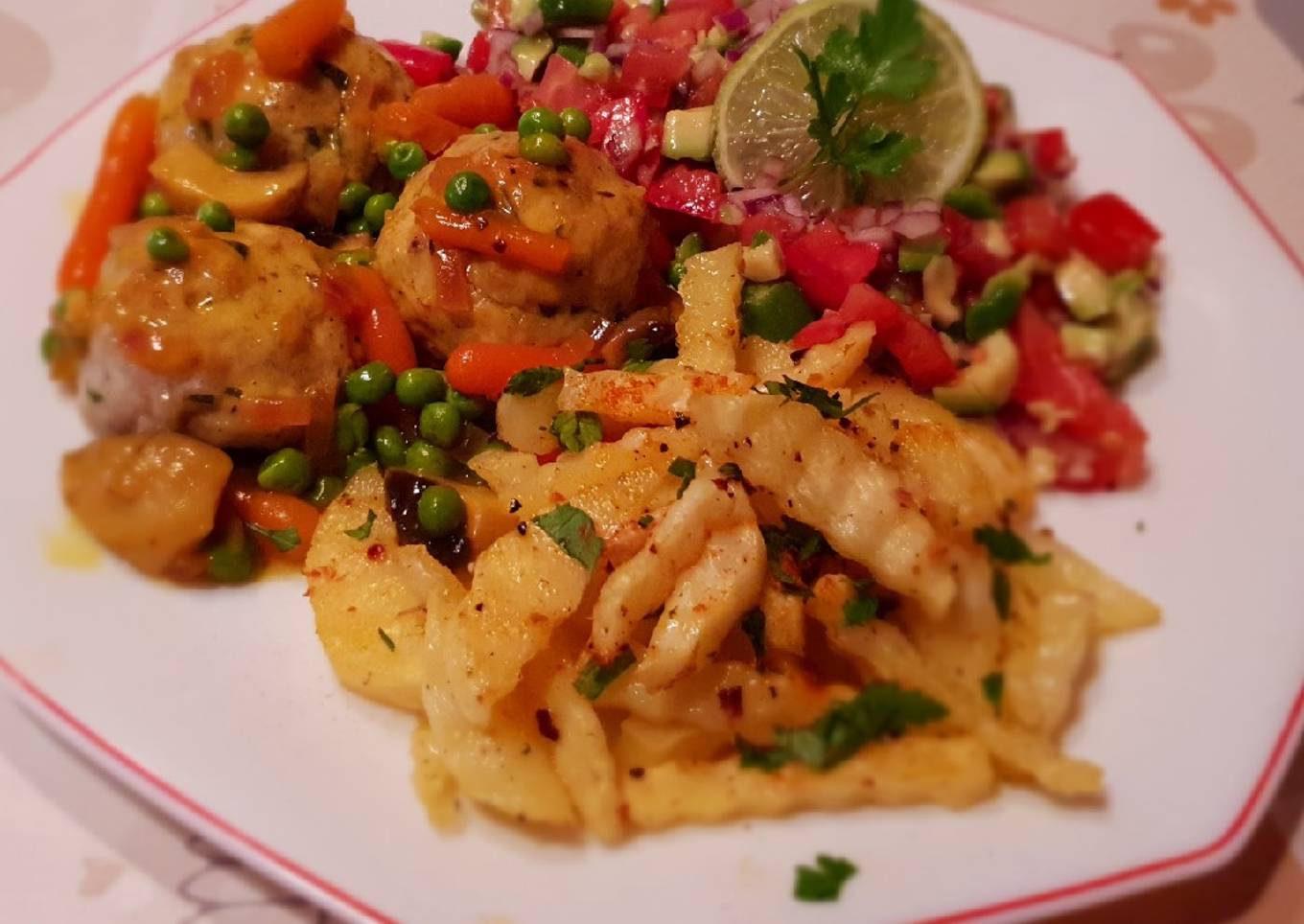 Alb贸ndigas con salsa de vino y patatas al horno con esalada 馃