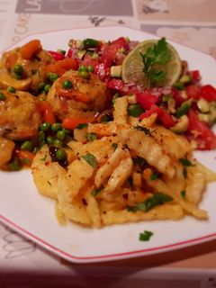 Una foto de Albóndigas con salsa de vino y patatas al horno con esalada 🥑
