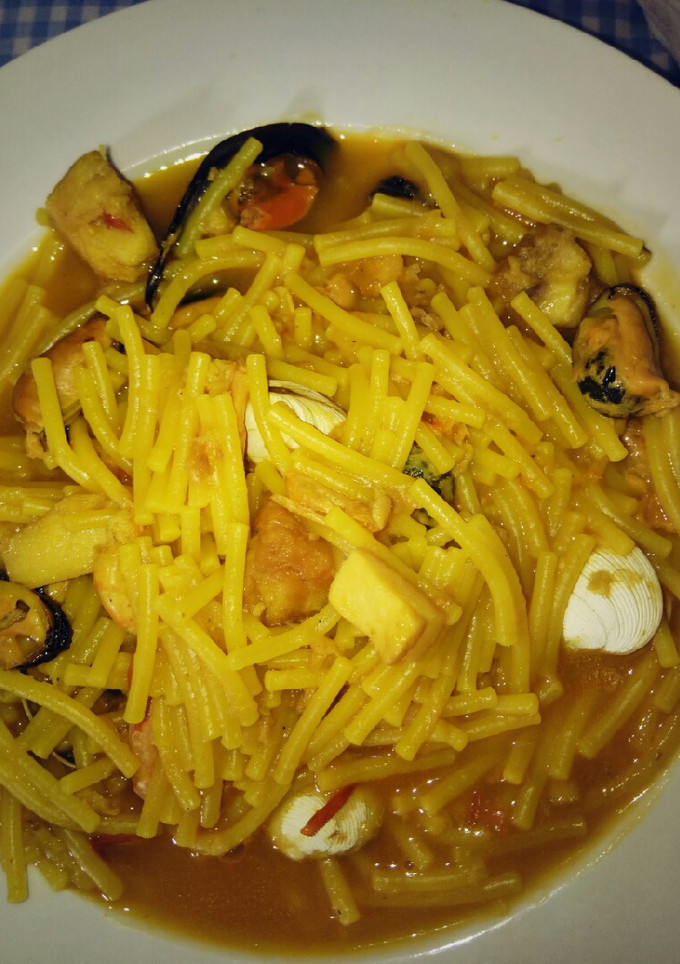 Una foto de Fideos a la marinera