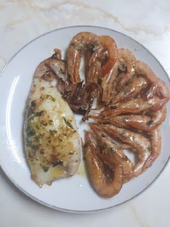 Una foto de Calamares a la plancha en salsa verde y gambas 🍽