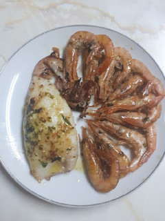 Una foto de Calamares a la plancha en salsa verde y gambas 🍽