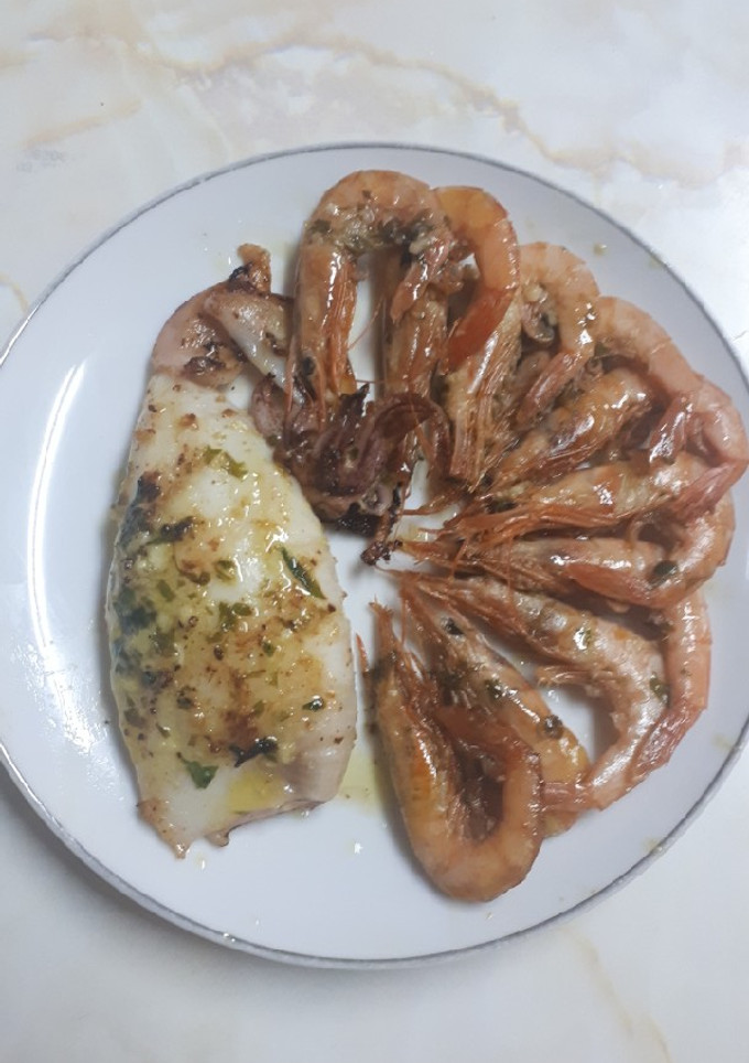 Una foto de Calamares a la plancha en salsa verde y gambas 🍽