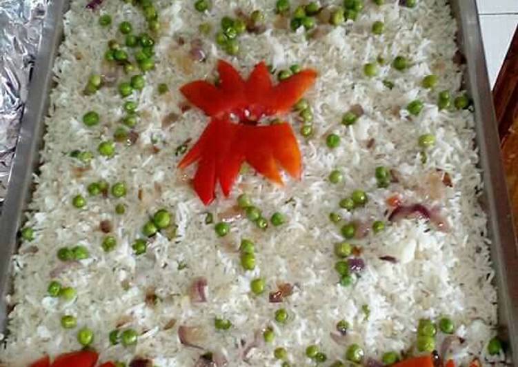 White rice with peas decorated with tomatoes