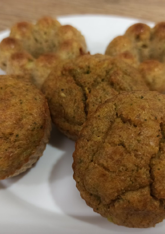 Una foto de Muffins / magdalenas de brócoli y aguacate (BLW)