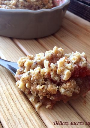 Une photo de Fraise-rhubarbe et streusel noisettes-avoine