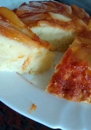 Una foto de Torta invertida de peras vegetariana y sin tacc