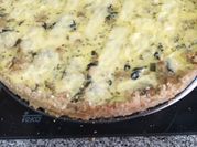 Una foto de pastel de espinaca con atún
