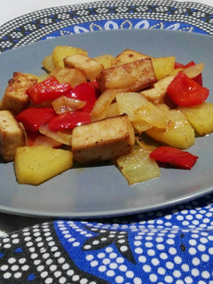 Una foto de Tofu con piña