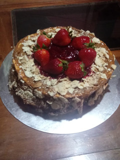 Una foto de Torta hojarasca manjar/frutos rojos